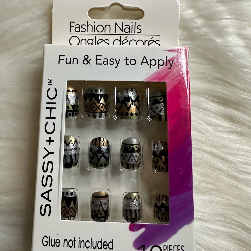 🩷5/$10🩷 Sassy+Chic Fashion Nails - Black and Gold